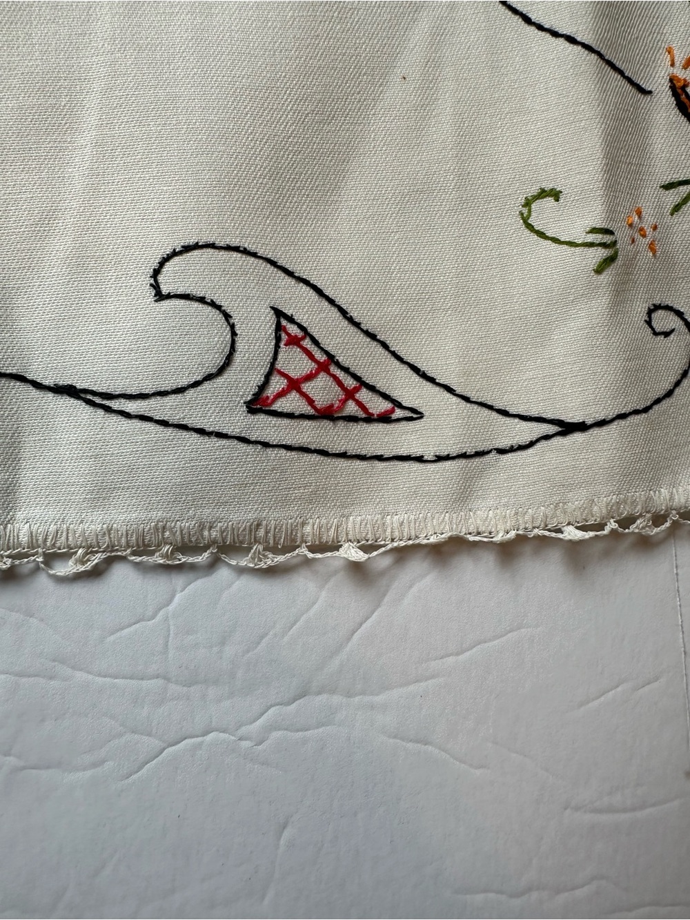 Vintage Handmade Embroidered Table/Dresser Runner Floral Crochet Edges 39.5"x13" - Picture 3 of 8
